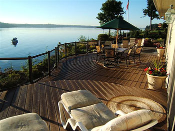 Curved Deck with Glass Panel Railings